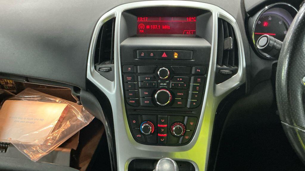 Used Vauxhall Astra 2011 for sale - 76398822: Photo 2