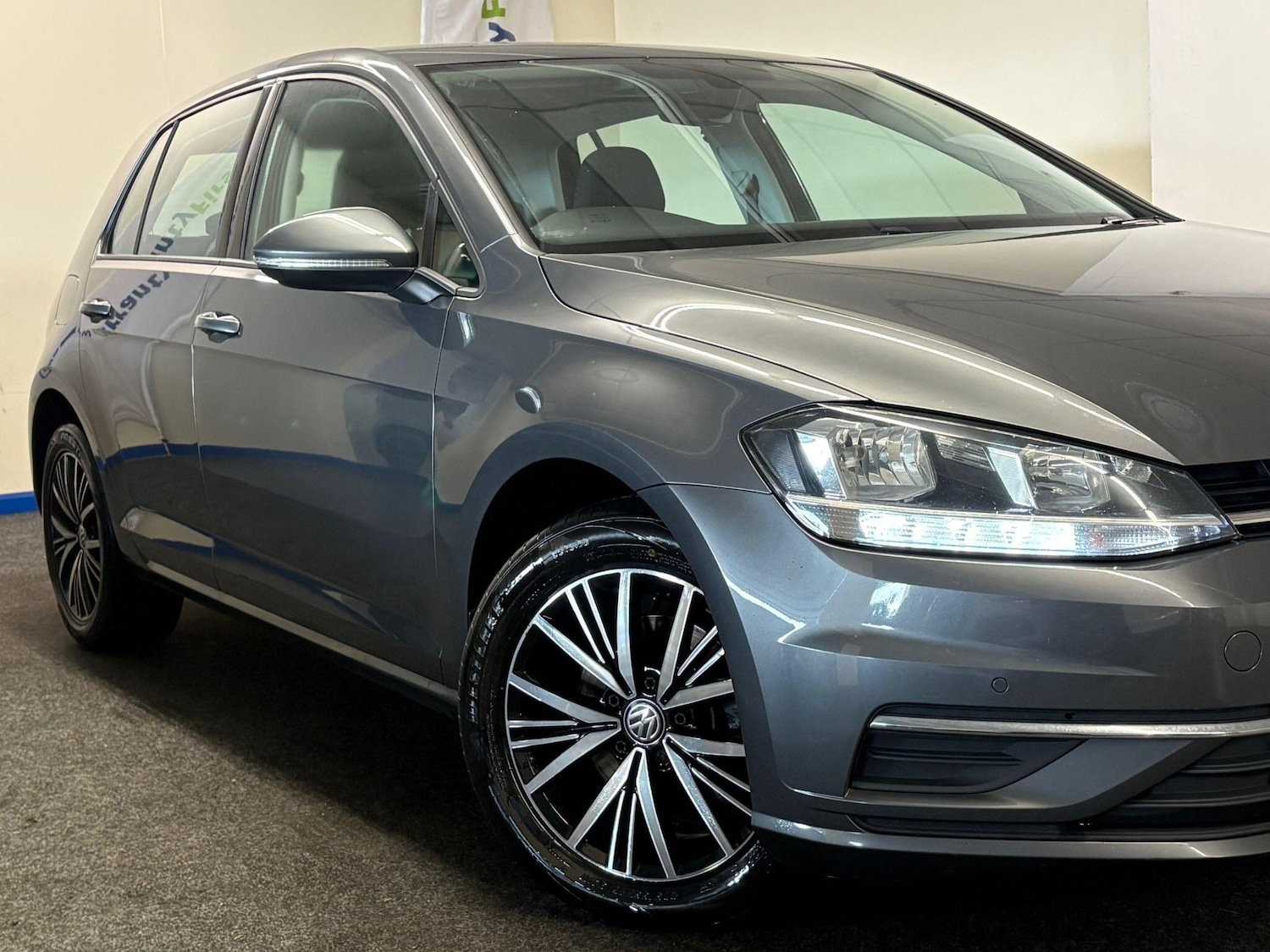 Used Volkswagen Golf 2017 for sale - 76381003: Photo 3