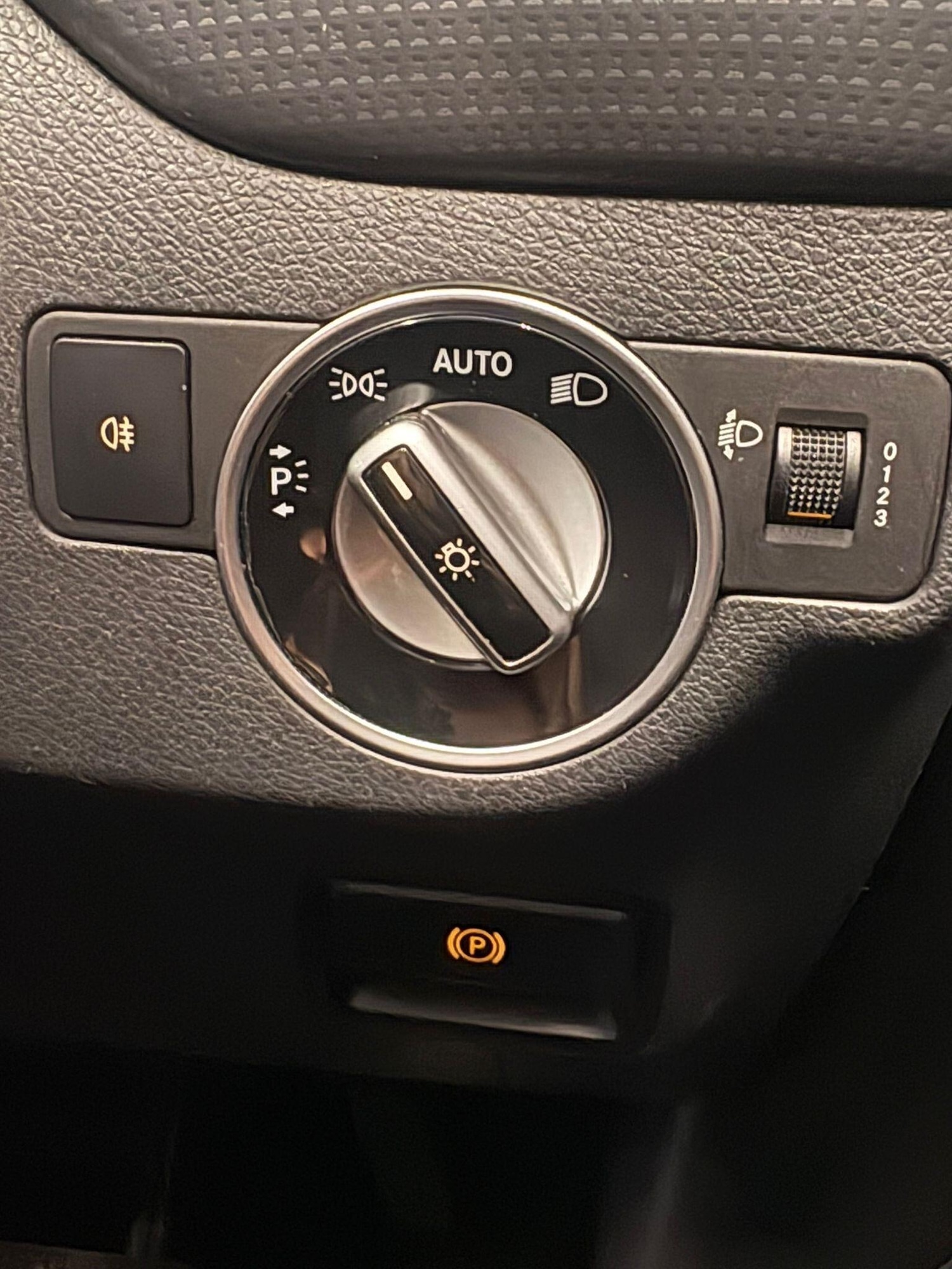 Used Mercedes-Benz A-Class 2014 for sale - 77625223: Photo 28