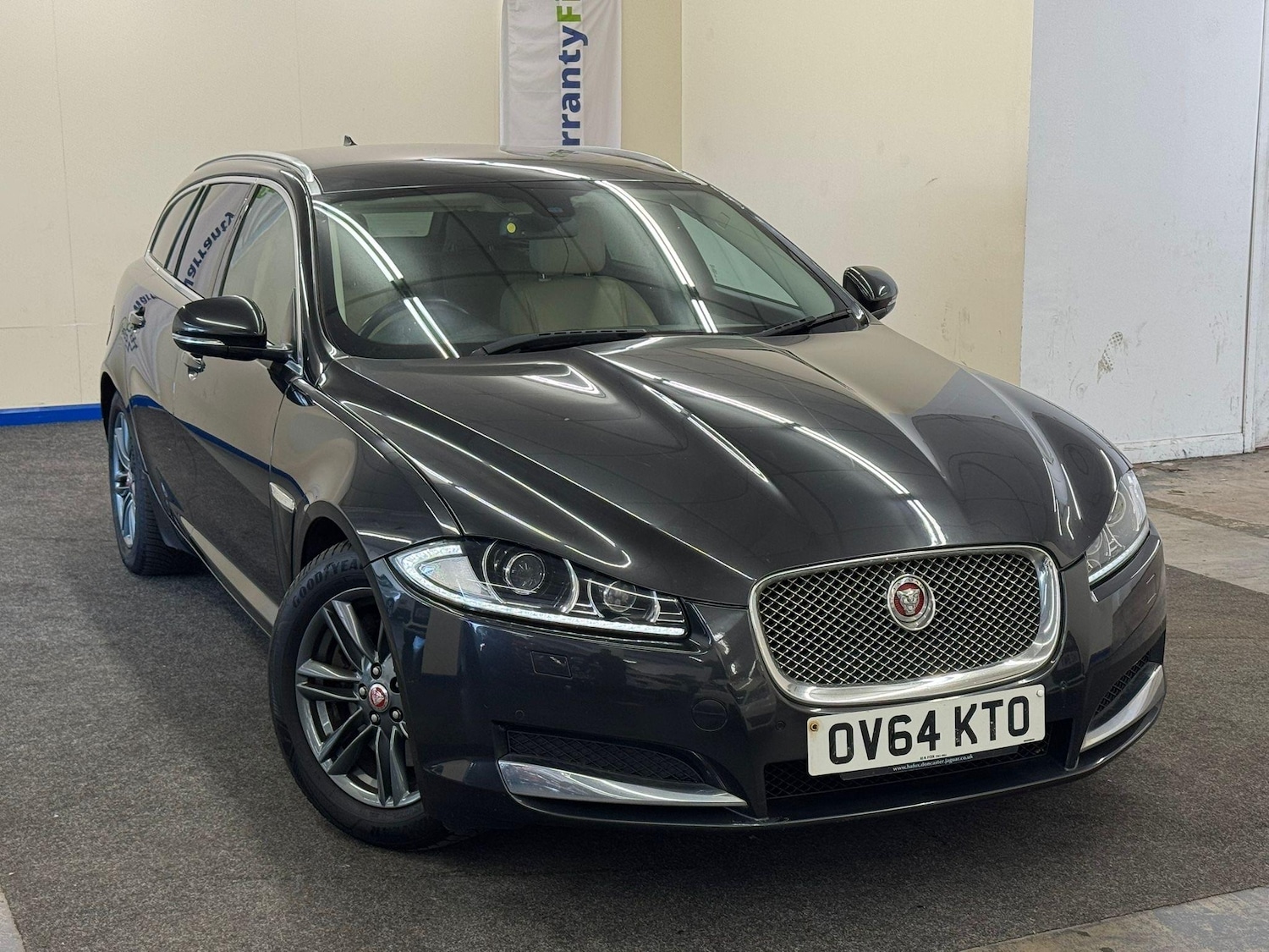 Used Jaguar XF 2014 for sale - 76623207: Photo 3