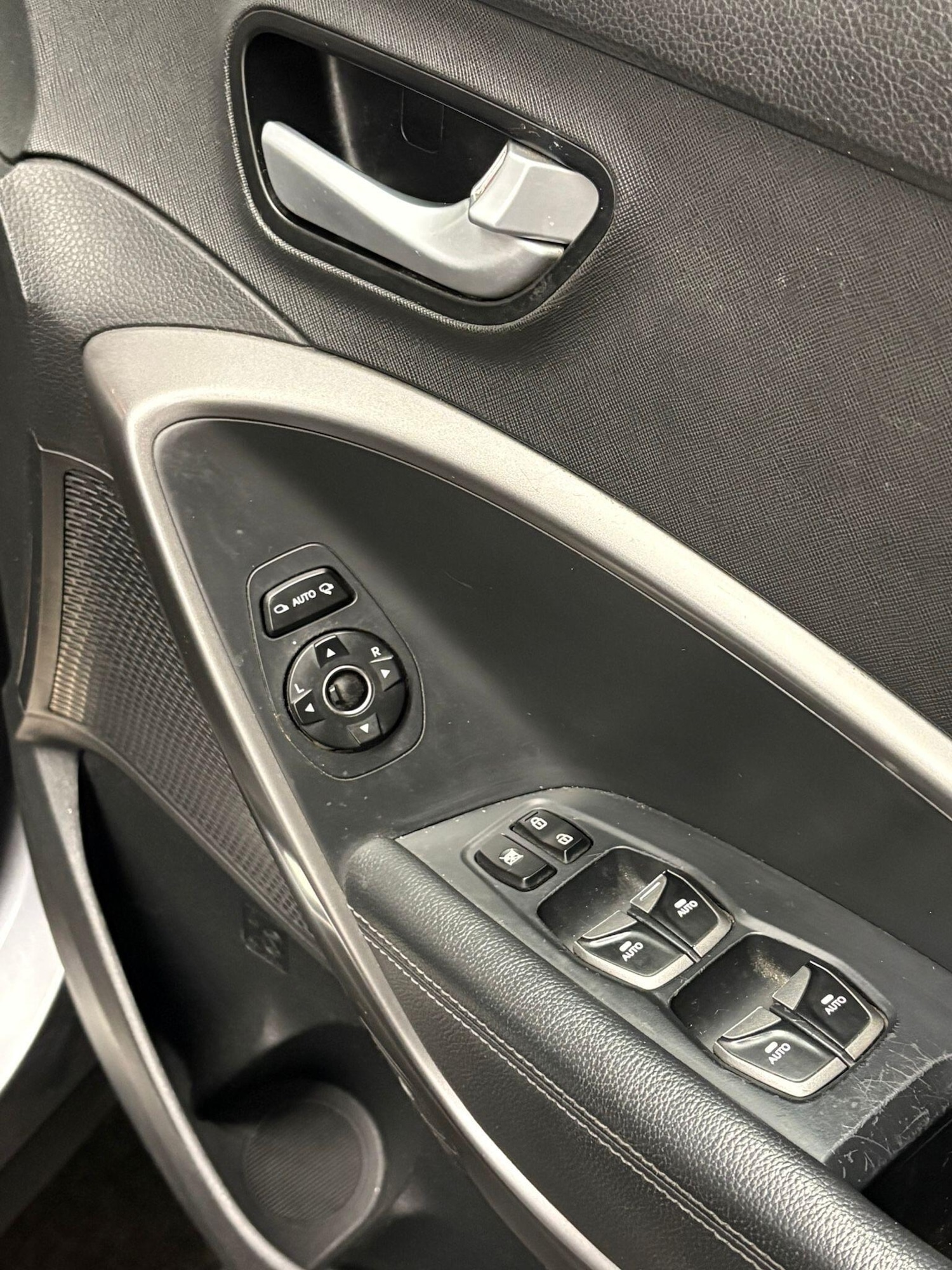 Used Hyundai Santa Fe 2015 for sale - 76623221: Photo 24