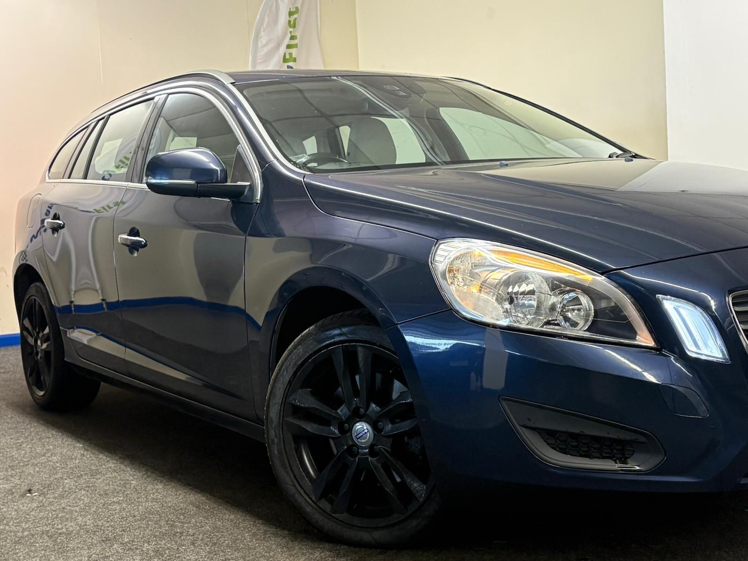 Used Volvo V60 2013 for sale - 76623231: Photo 2