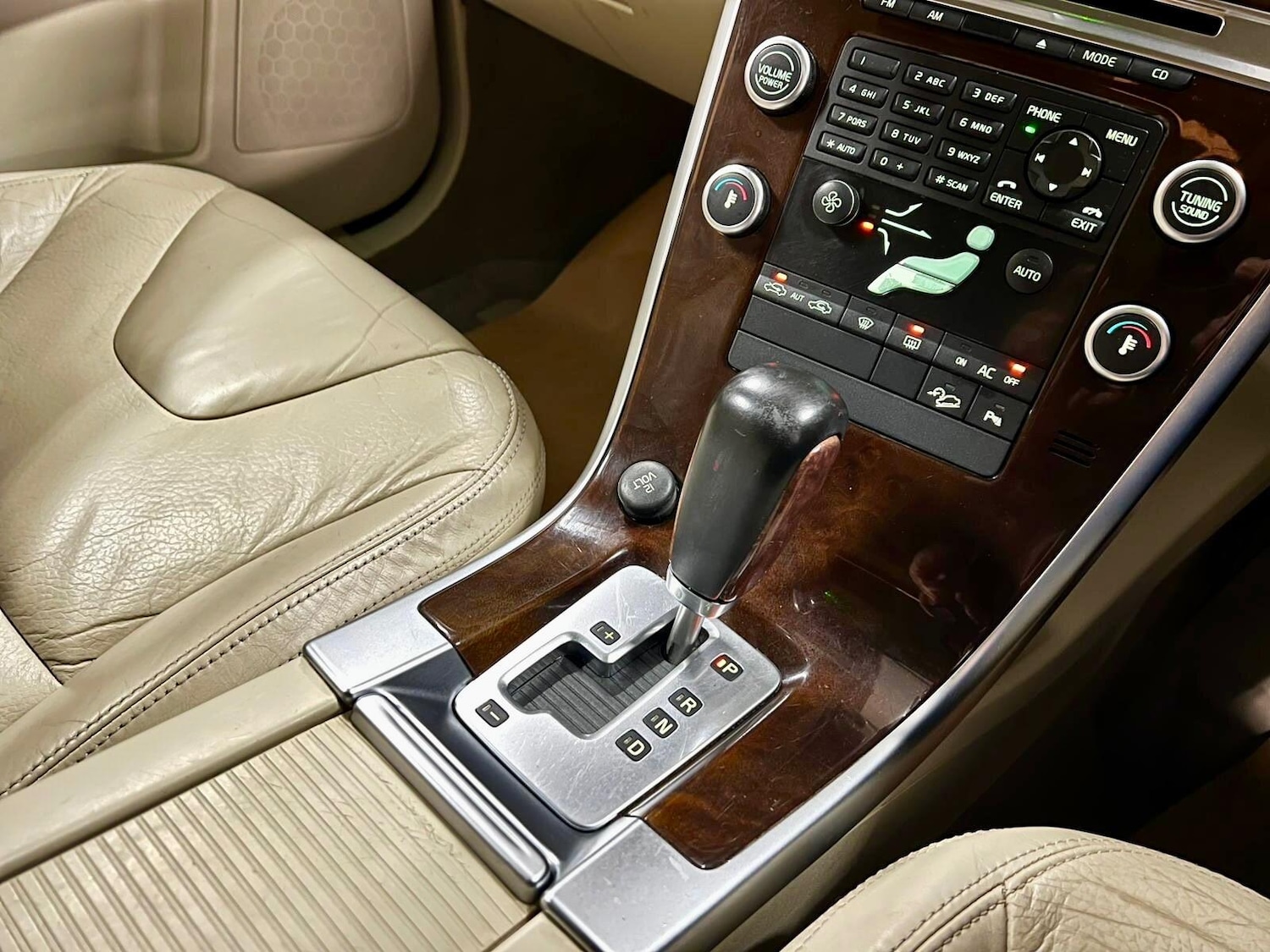 Used Volvo XC60 2010 for sale - 77633044: Photo 14