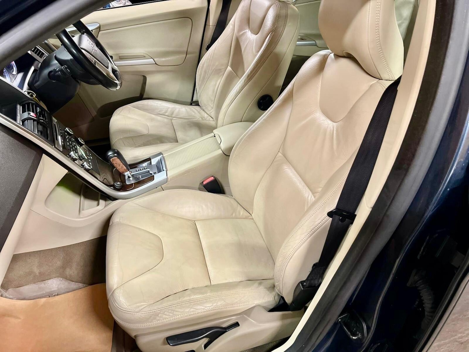 Used Volvo XC60 2010 for sale - 77633044: Photo 31