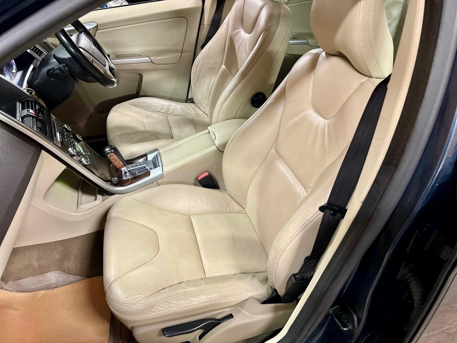 Used Volvo XC60 2010 for sale - 77633044: Photo 32