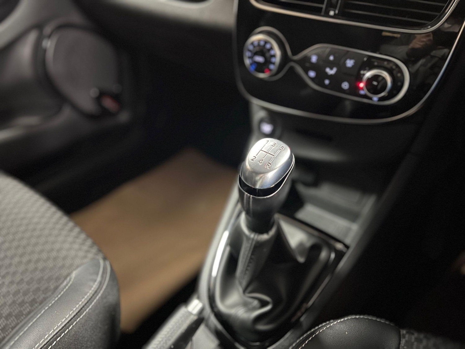 Used Renault Clio 2018 for sale - 76992544: Photo 12