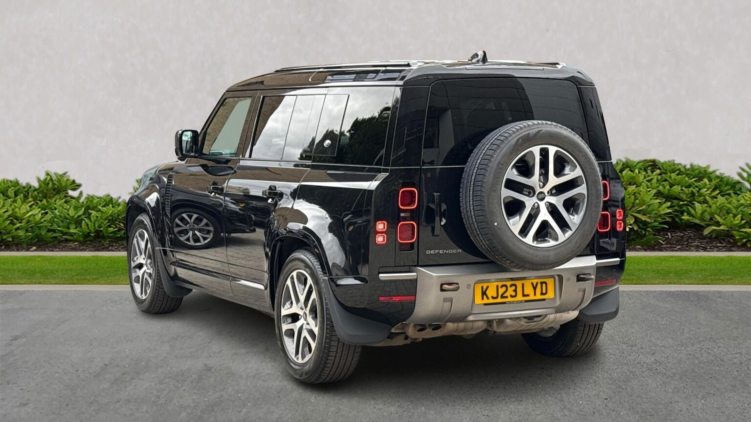 Used Land Rover Defender 2023 for sale - 76157237: Photo 2