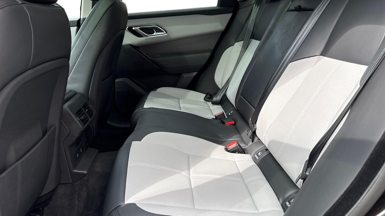 Used Land Rover Range Rover Velar 2024 for sale - 76129035: Photo 4