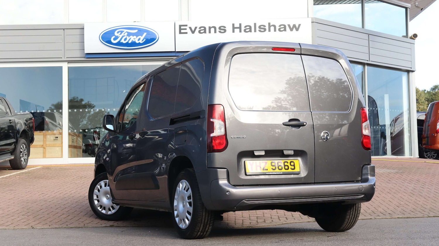Used Vauxhall Combo 2022 for sale - 76411316: Photo 2