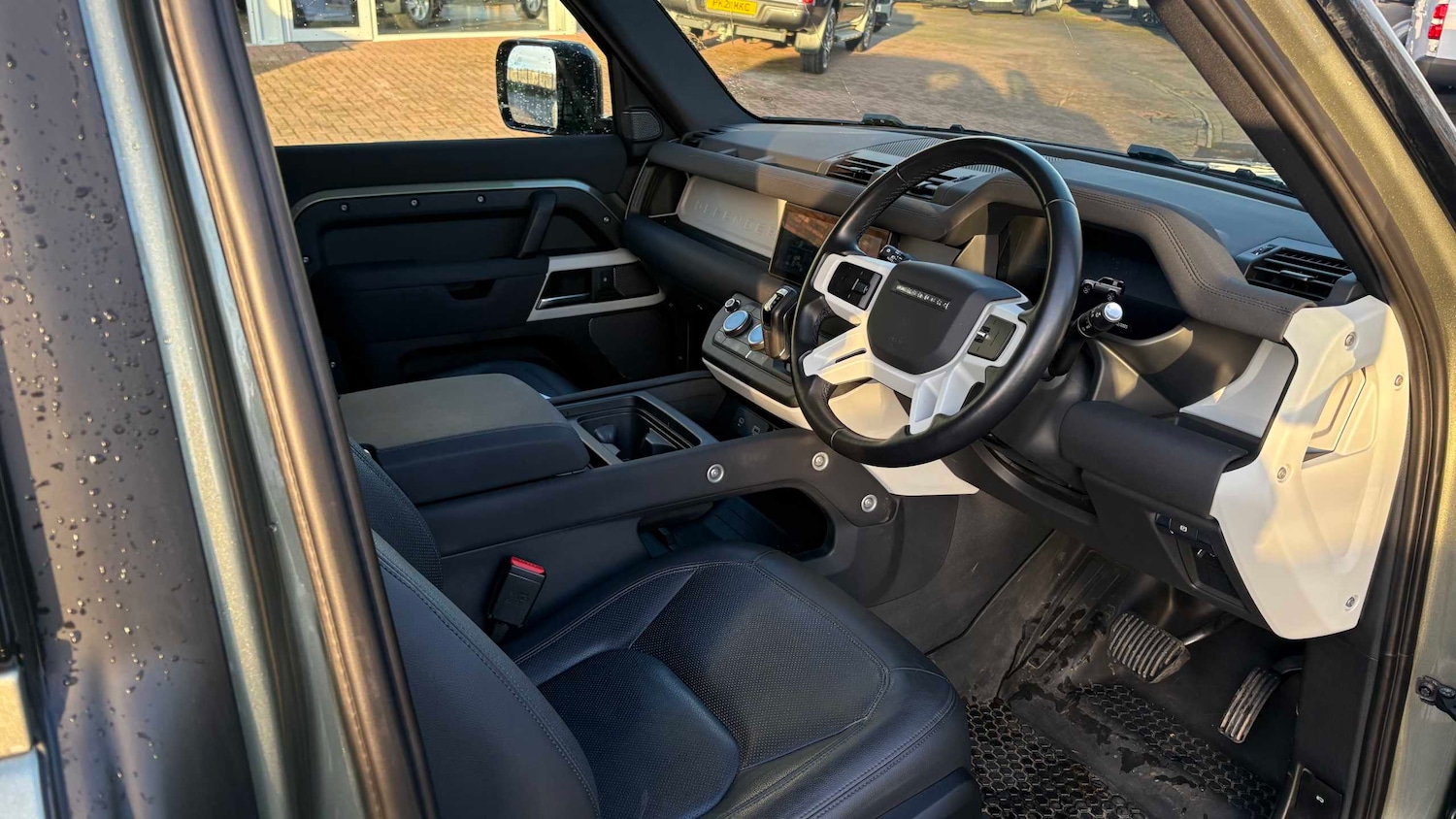 Used Land Rover Defender 2022 for sale - 76928962: Photo 11