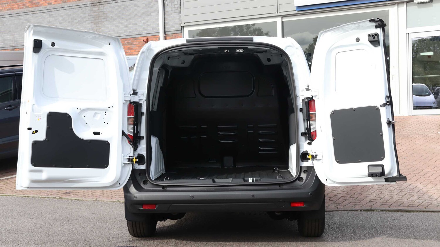 Used Ford E-Transit Courier for sale - 76218328: Photo 18