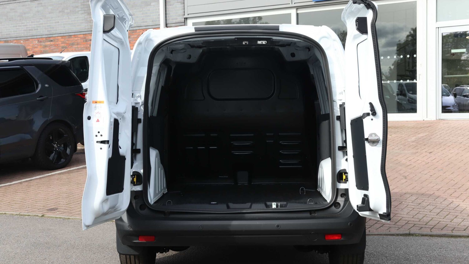 Used Ford E-Transit Courier for sale - 76218328: Photo 8