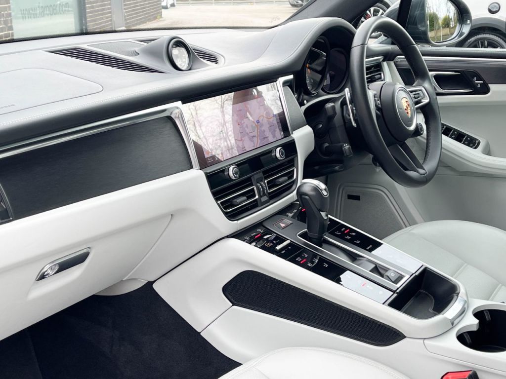 Used Porsche Macan 2023 for sale - 76734626: Photo 5