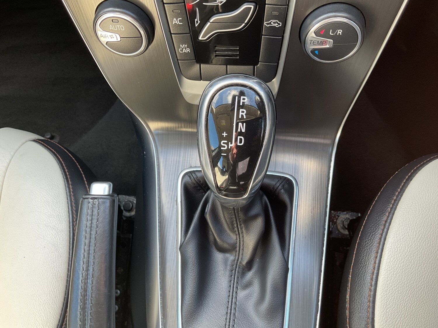 Used Volvo V40 2015 for sale - 78210465: Photo 24