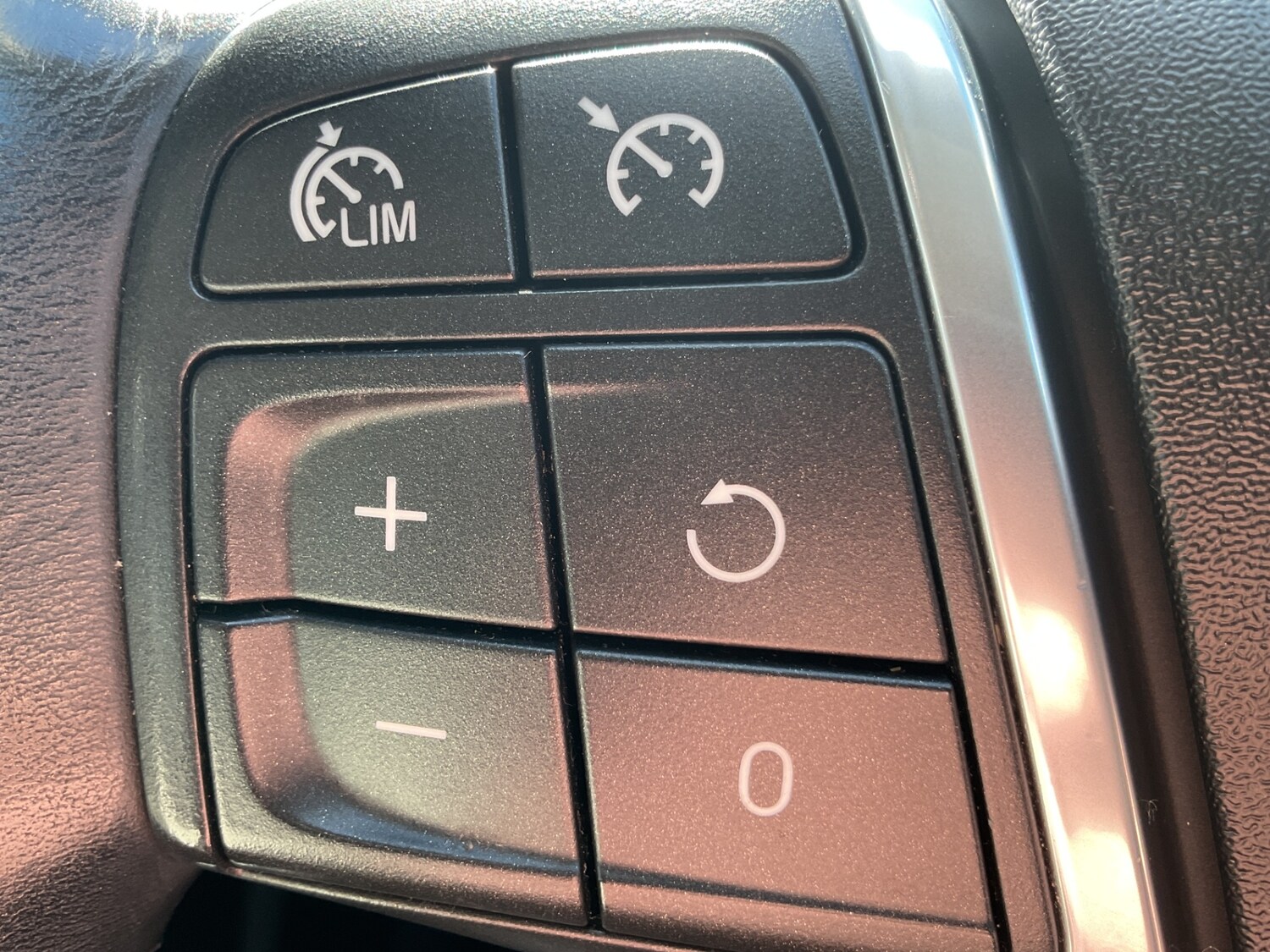 Used Volvo V40 2015 for sale - 78210465: Photo 25