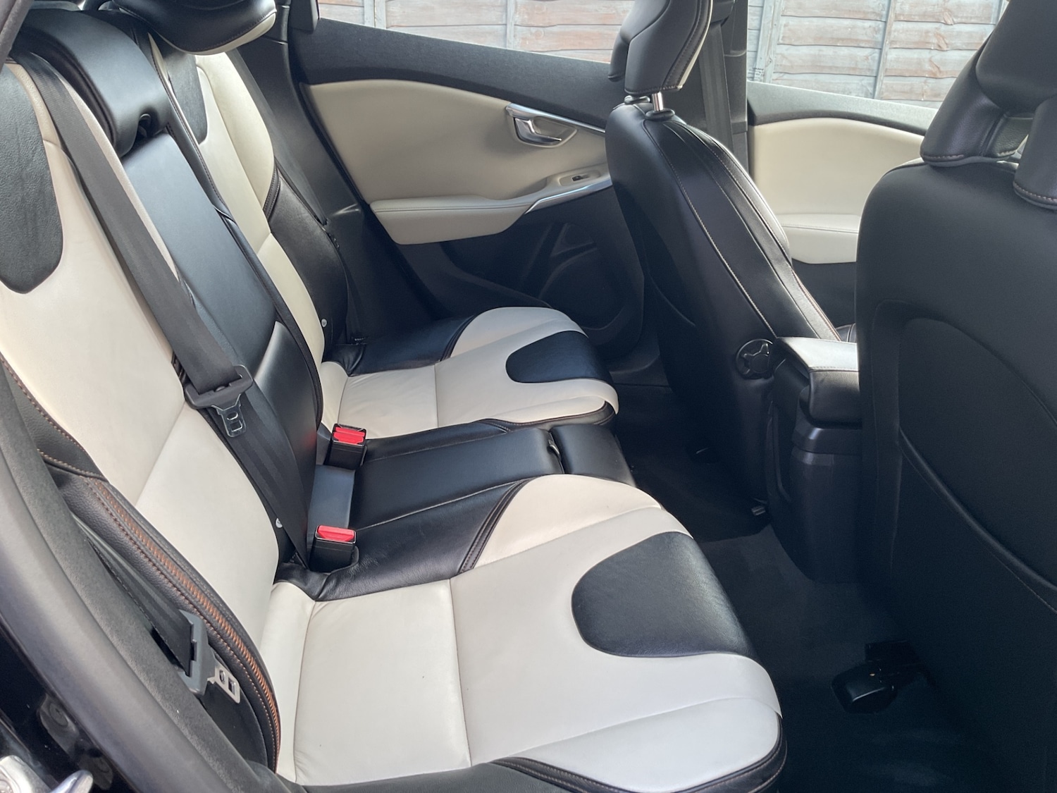 Used Volvo V40 2015 for sale - 78210465: Photo 8