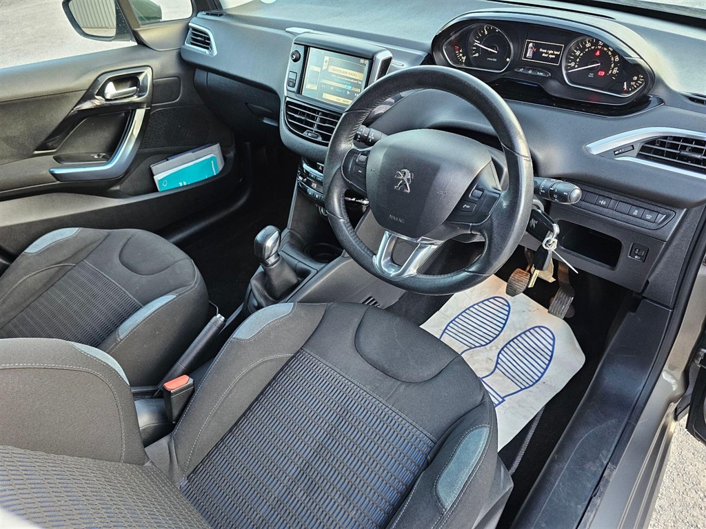 Used Peugeot 208 2013 for sale - 77570377: Photo 2