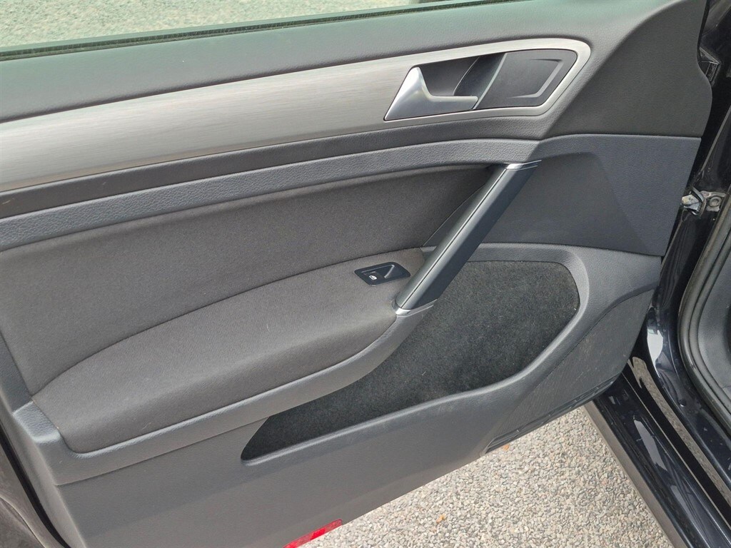 Used Volkswagen Golf 2017 for sale - 77570370: Photo 32