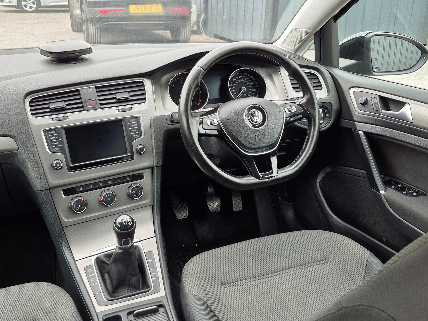 Used Volkswagen Golf 2017 for sale - 77798985: Photo 2