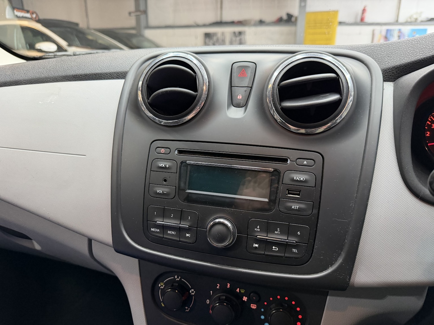 Used Dacia Sandero 2013 for sale - 77681847: Photo 37