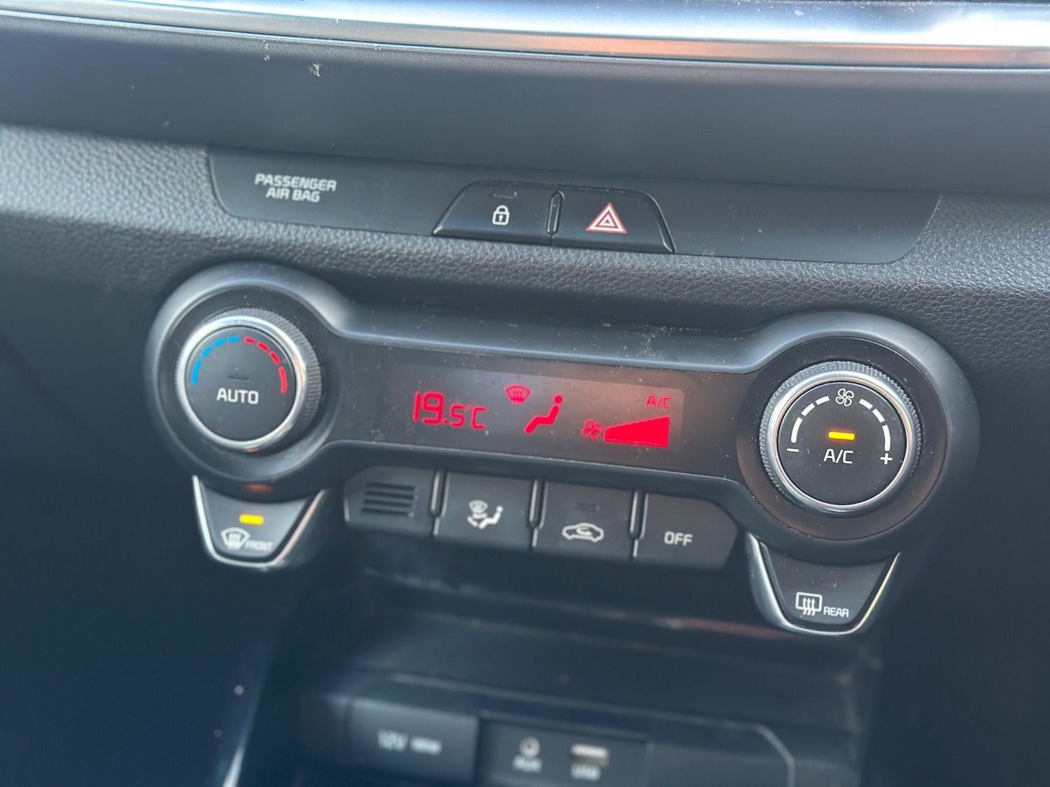 Used Kia Stonic 2017 for sale - 76965523: Photo 21