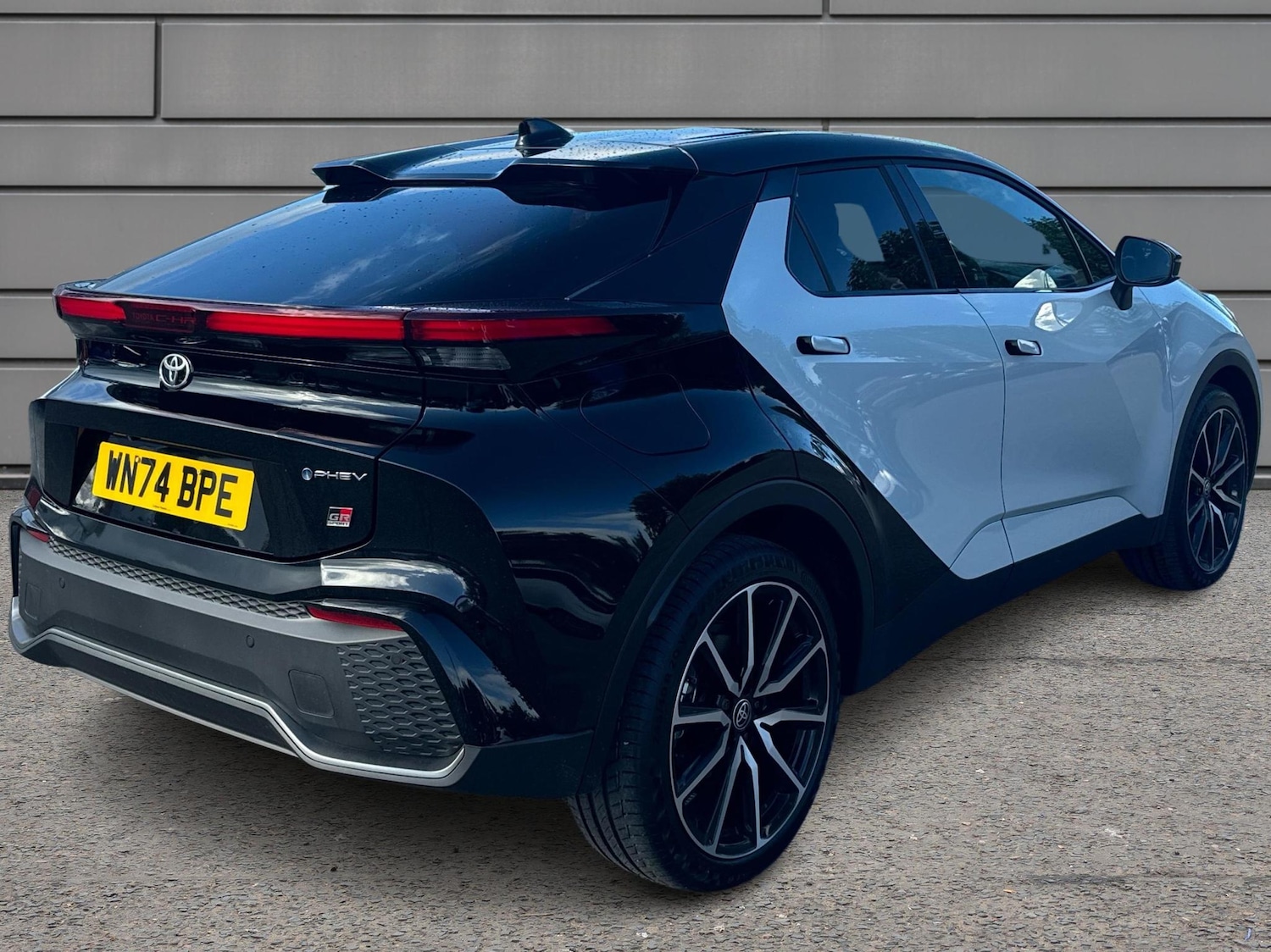 Used Toyota C-HR 2024 for sale - 76730691: Photo 2