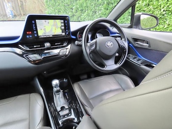 Used Toyota C-HR 2017 for sale - 77261122: Photo