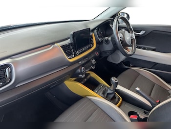 Used Kia Stonic 2023 for sale - 76881910: Photo