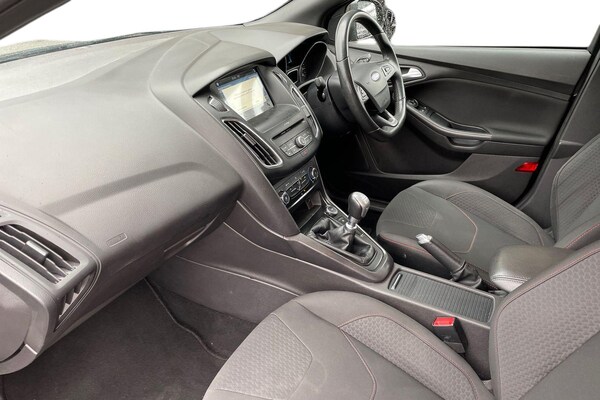 Used Ford Focus 2018 for sale - 76276299: Photo 2