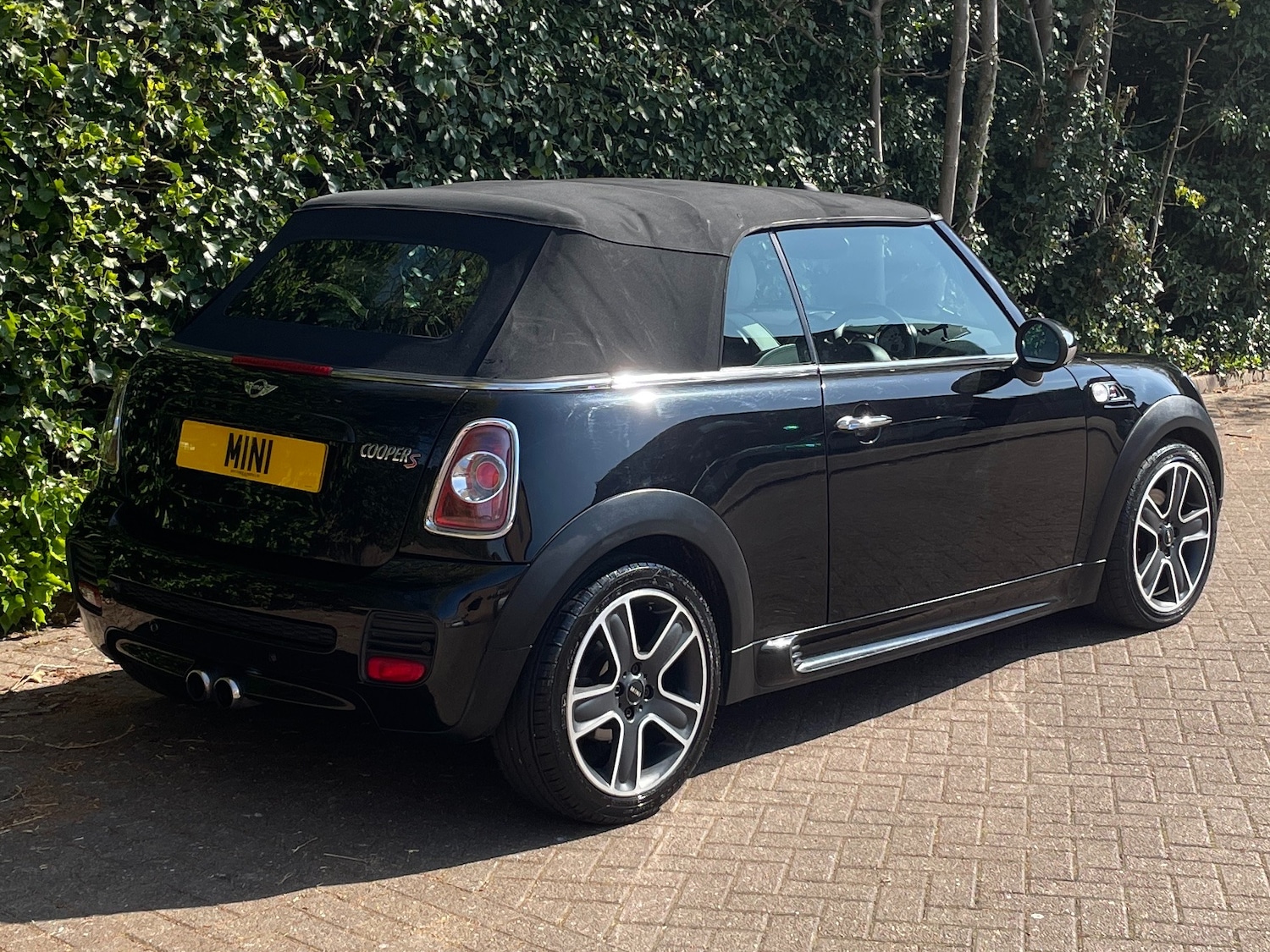 Used MINI Convertible 2011 for sale - 76405487: Photo 2