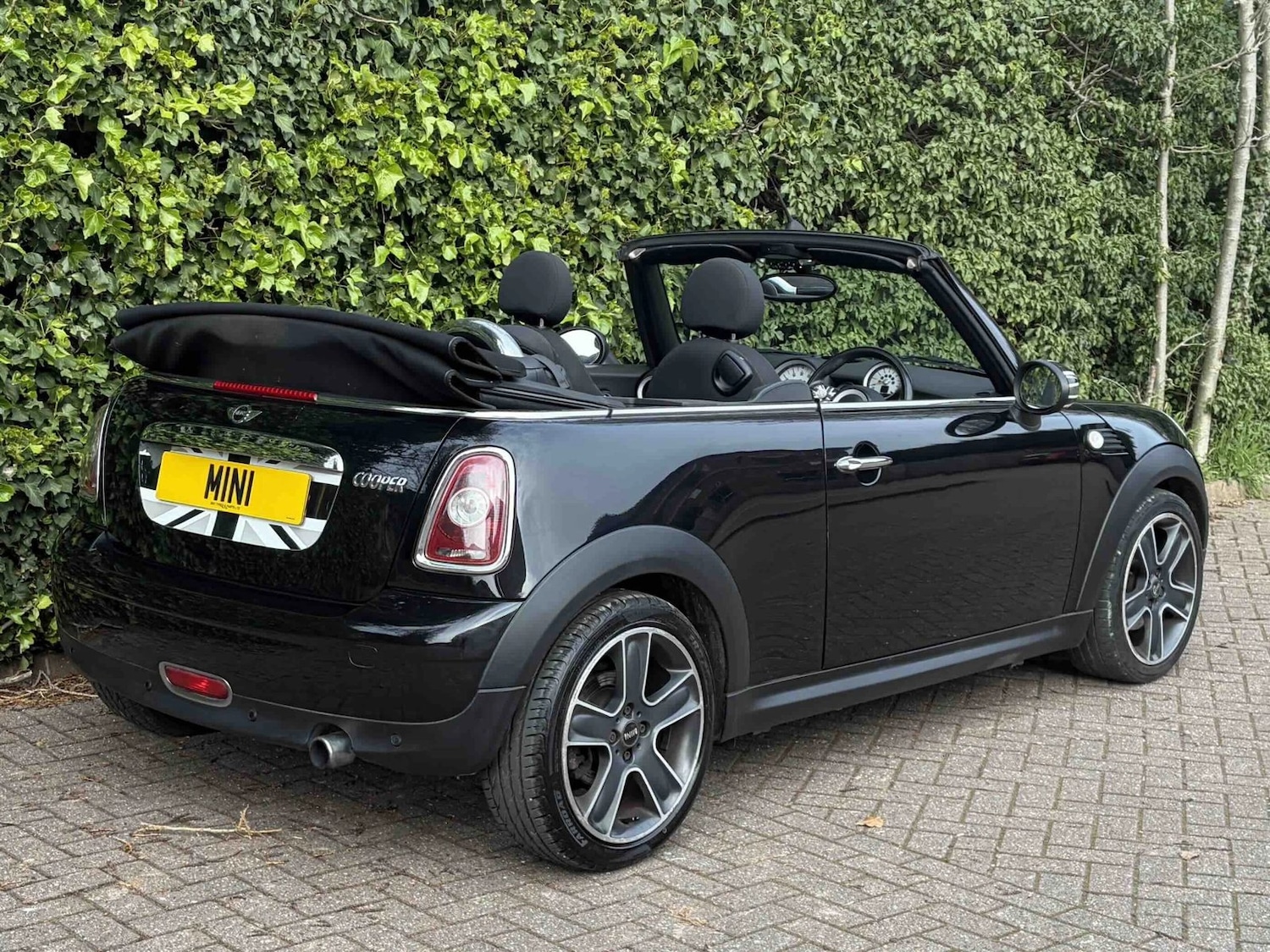 Used MINI Convertible 2010 for sale - 77988633: Photo 2