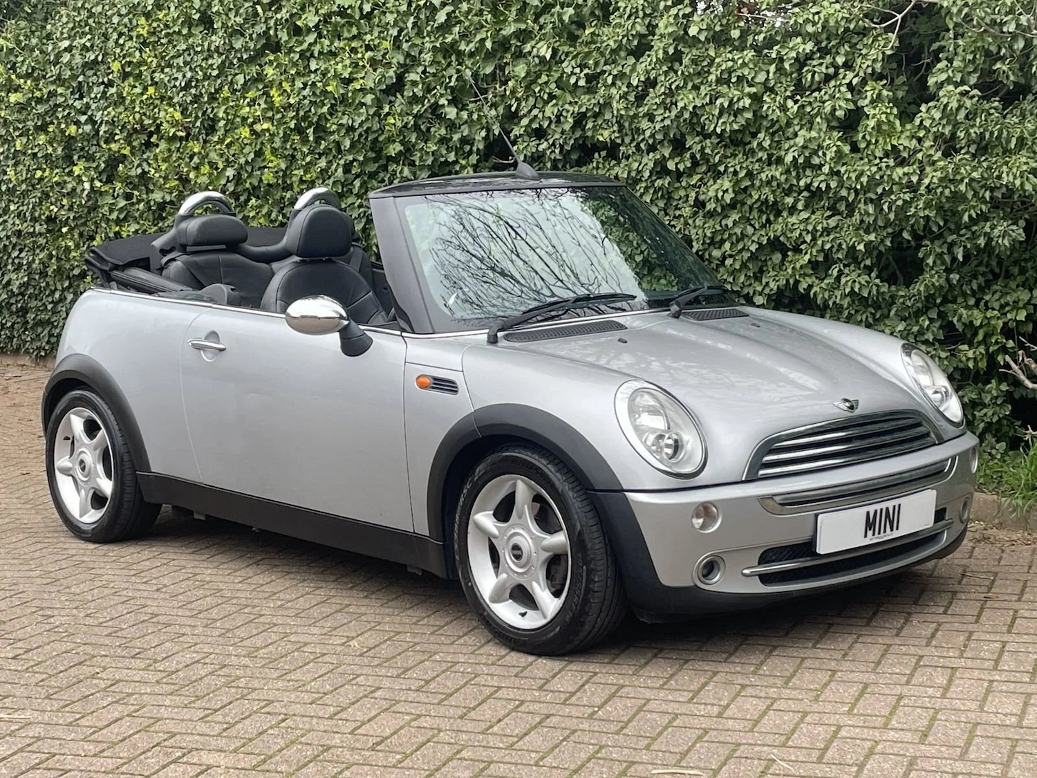 Used MINI Convertible 2005 for sale - 77845404: Photo 2