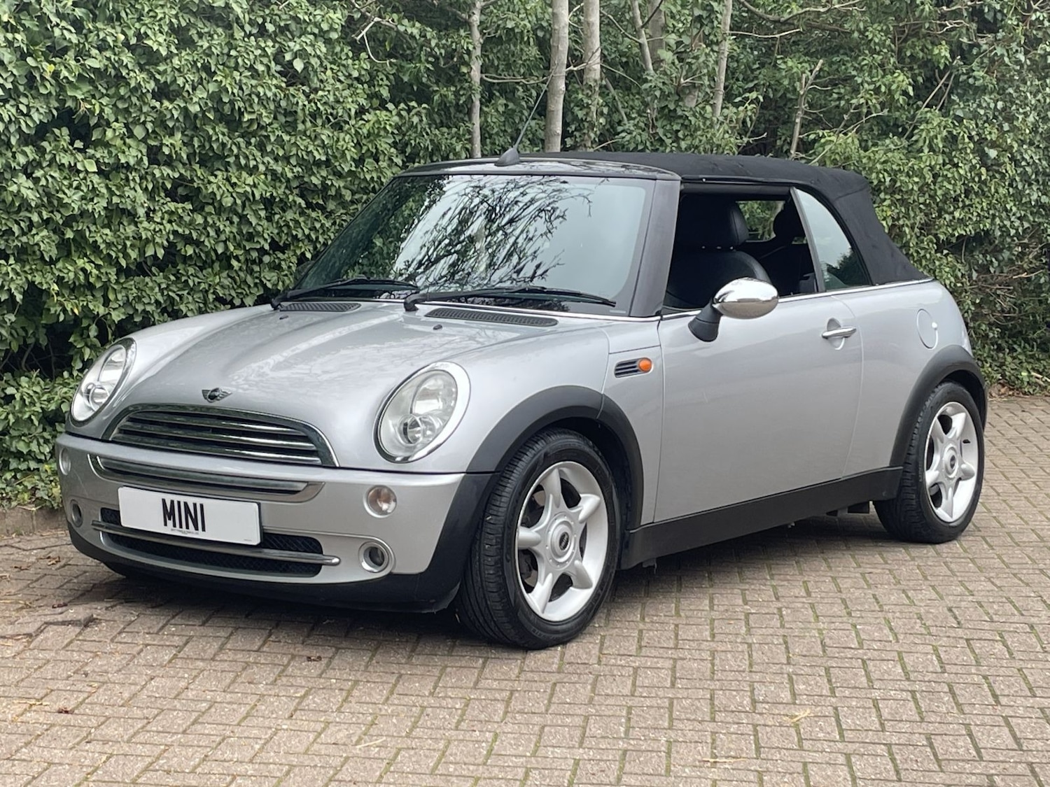 Used MINI Convertible 2005 for sale - 77845404: Photo 9