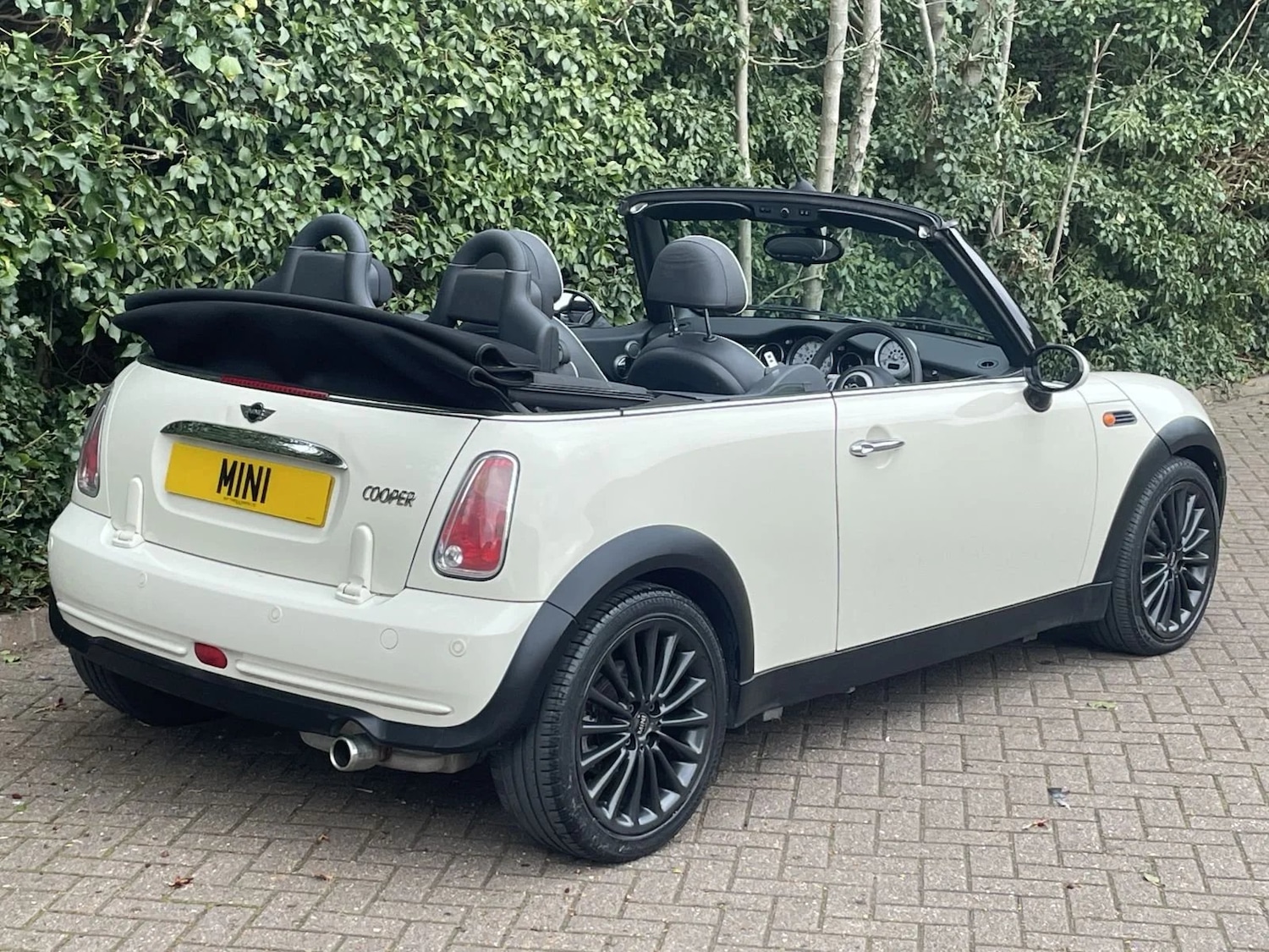 Used MINI Convertible 2006 for sale - 77663079: Photo 2