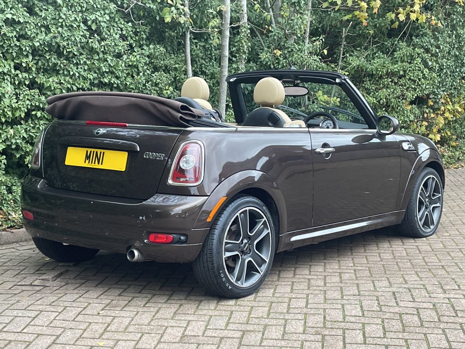 Used MINI Convertible 2009 for sale - 76722535: Photo 4