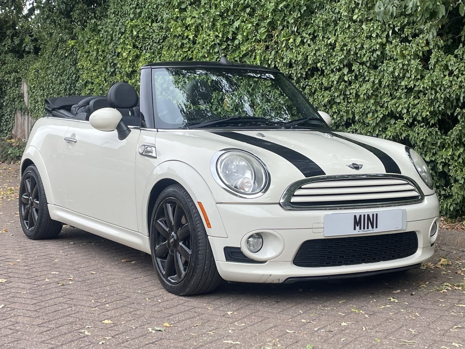 Used MINI Convertible 2010 for sale - 76375010: Photo 1