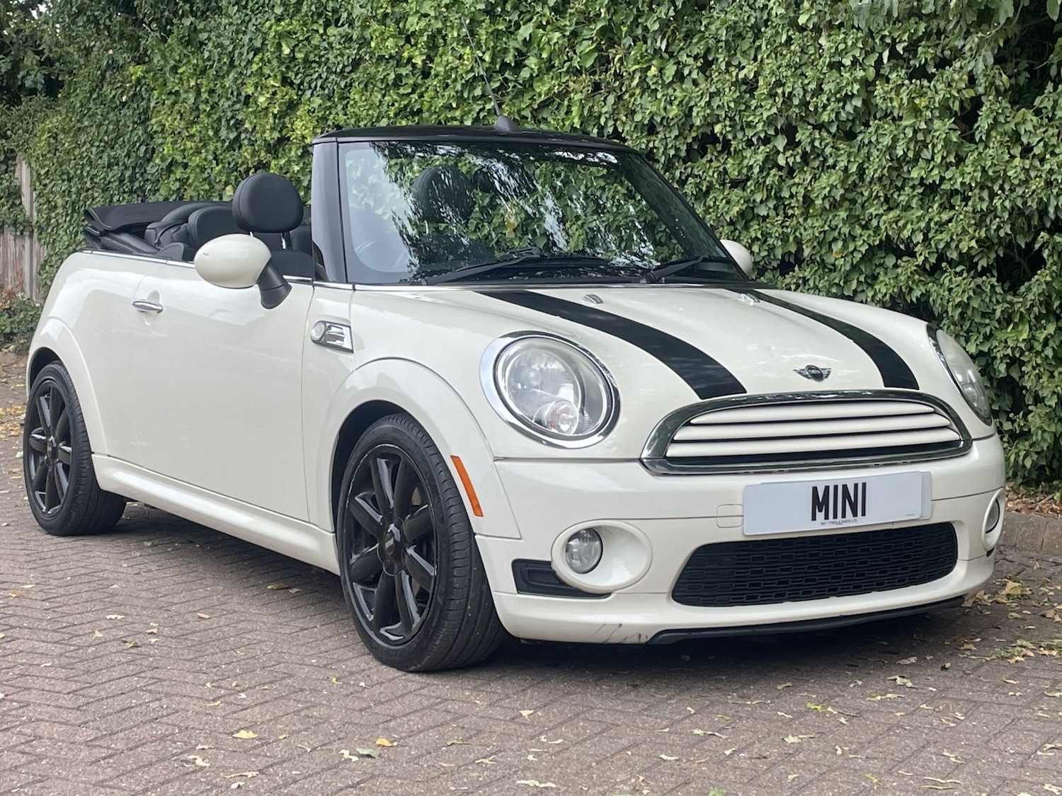 Used MINI Convertible 2010 for sale - 76375010: Photo 2