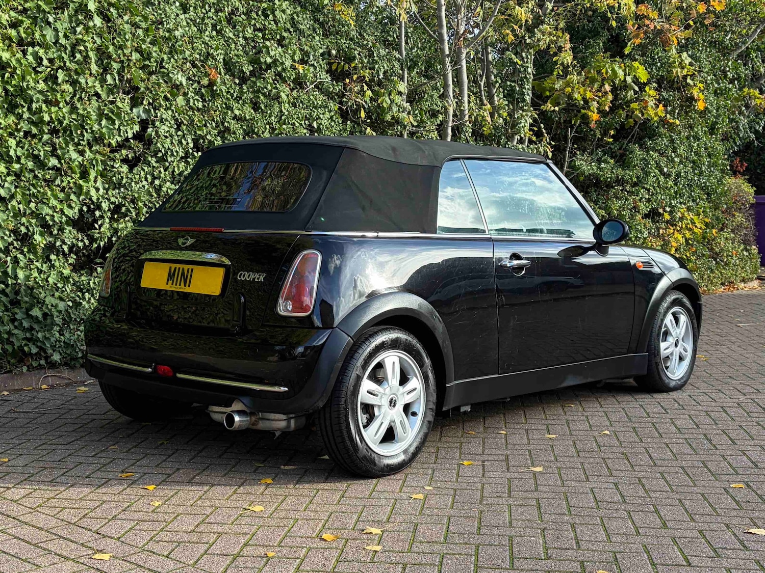 Used MINI Convertible 2005 for sale - 76567881: Photo 2