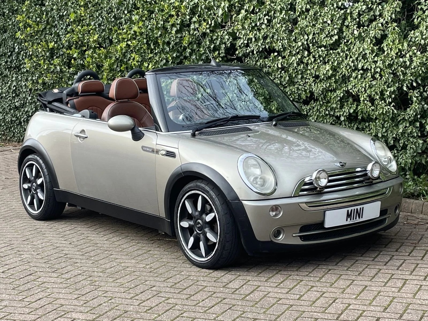 Used MINI Convertible 2007 for sale - 77888270: Photo 2