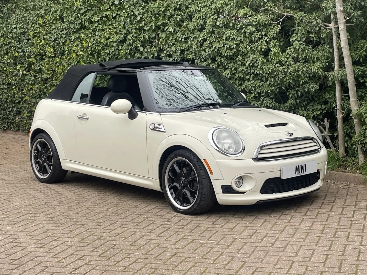 Used MINI Convertible 2010 for sale - 77803499: Photo 2