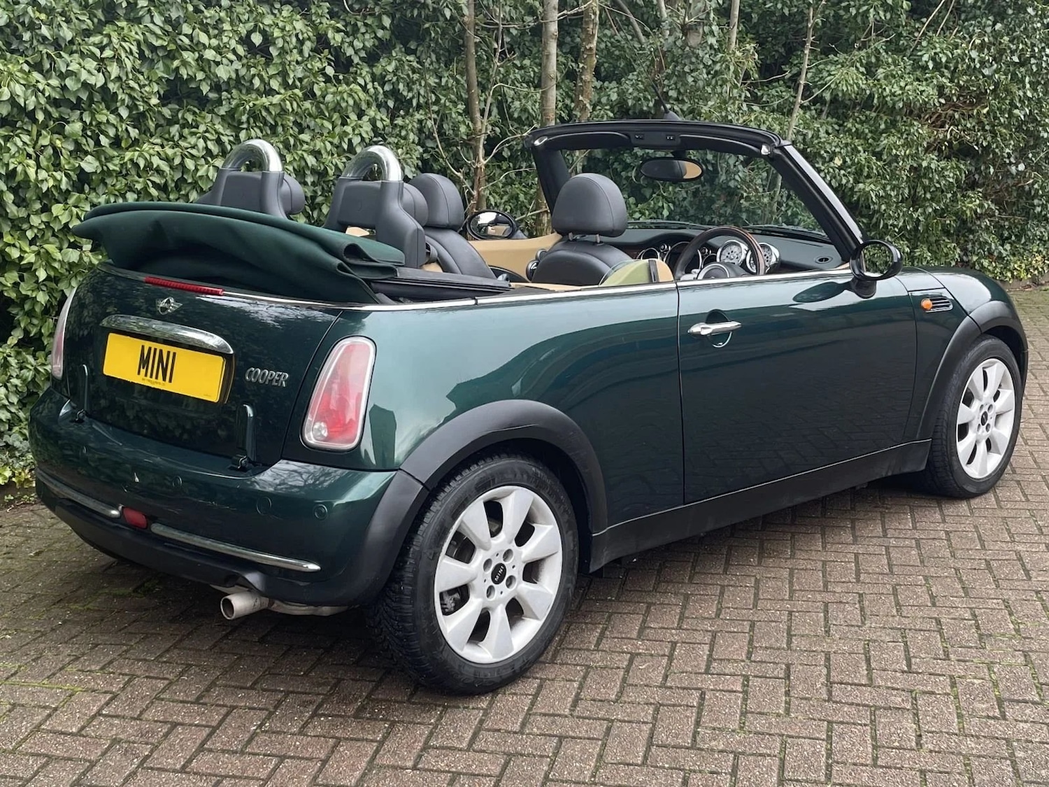 Used MINI Convertible 2005 for sale - 77721812: Photo 2