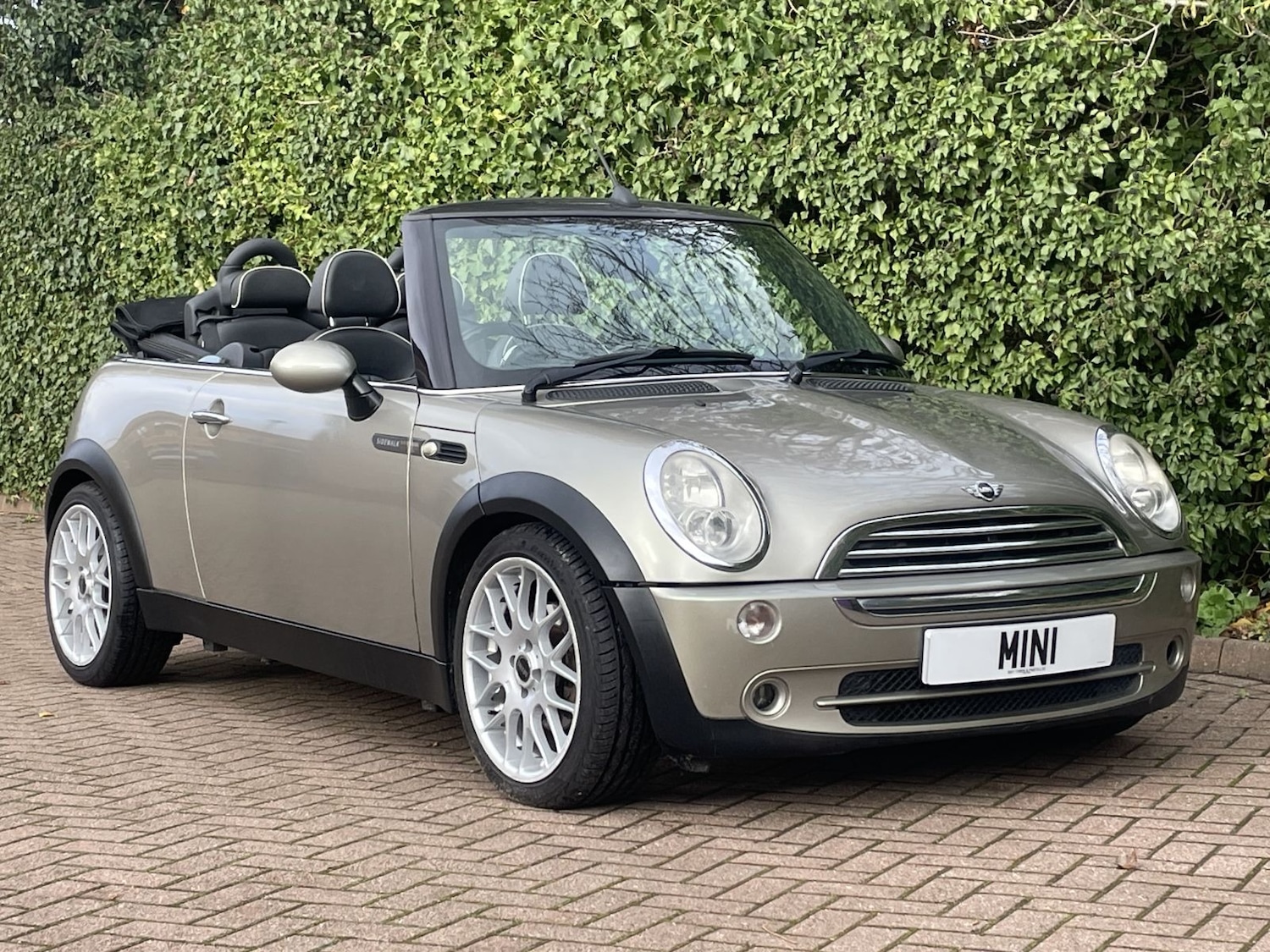 Used MINI Convertible 2008 for sale - 76847356: Photo 2