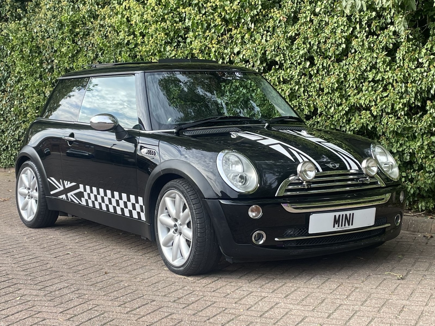Used MINI Hatch 2004 for sale - 76156400: Photo 1