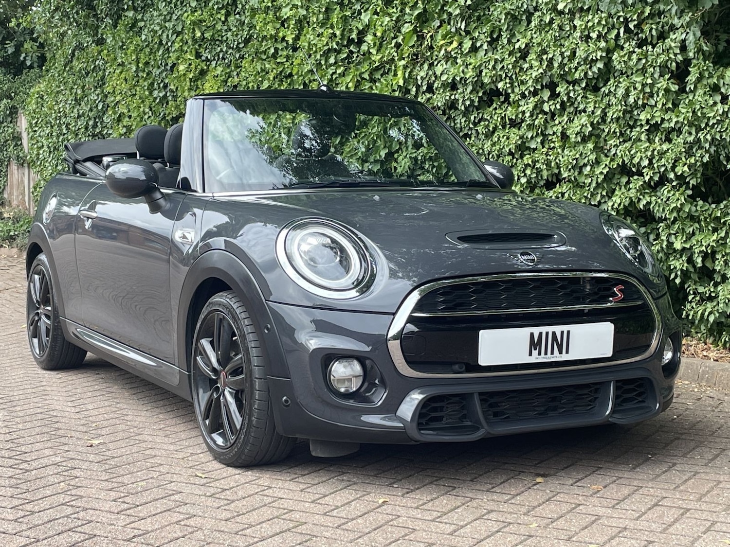 Used MINI Convertible 2019 for sale - 76156480: Photo 1