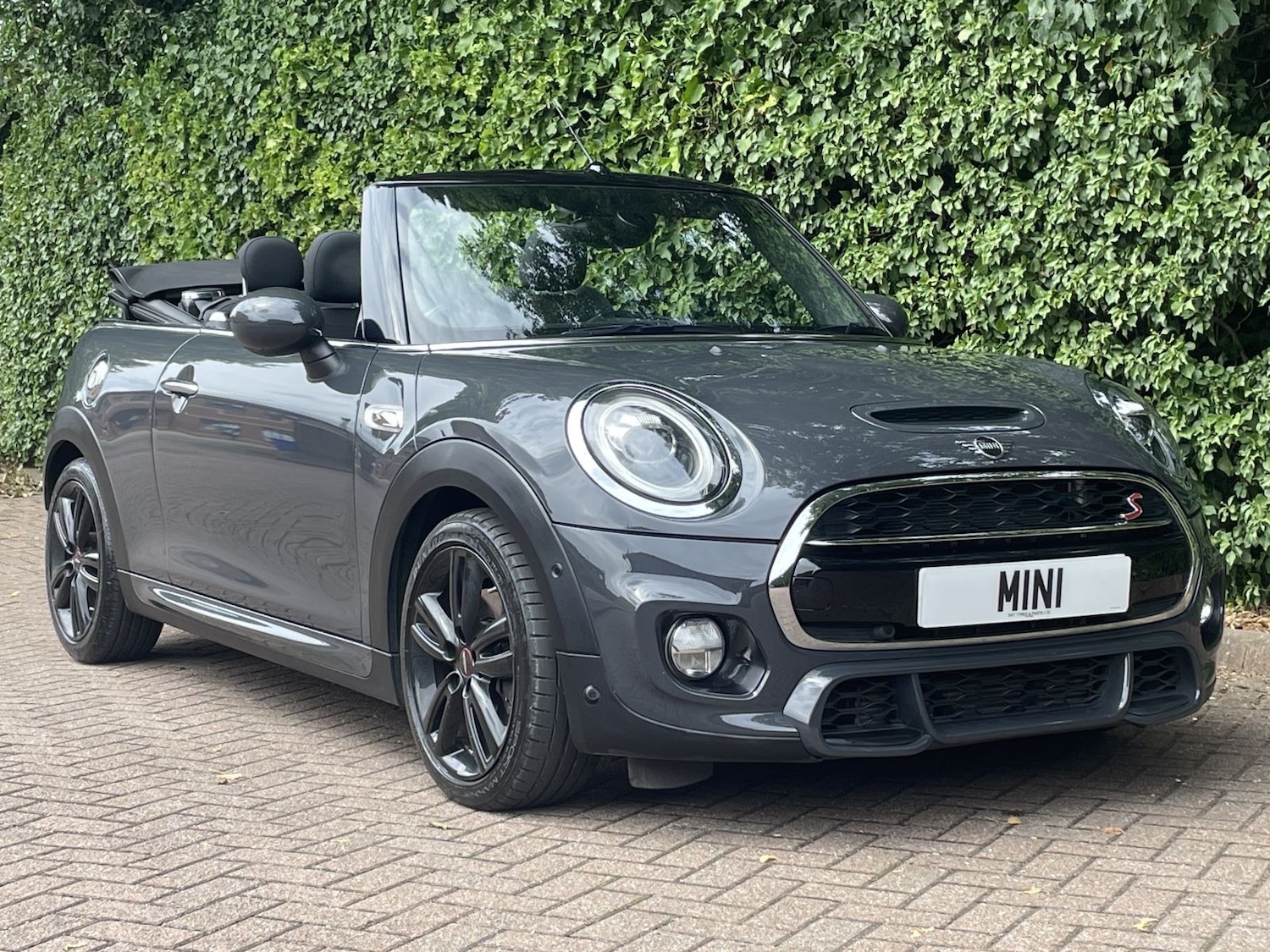 Used MINI Convertible 2019 for sale - 76156480: Photo 2