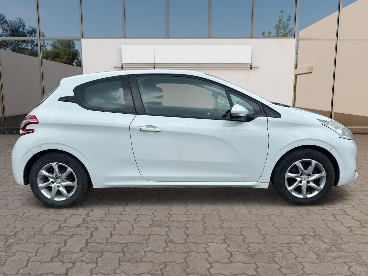 Used Peugeot 208 2013 for sale - 77550061: Photo 8