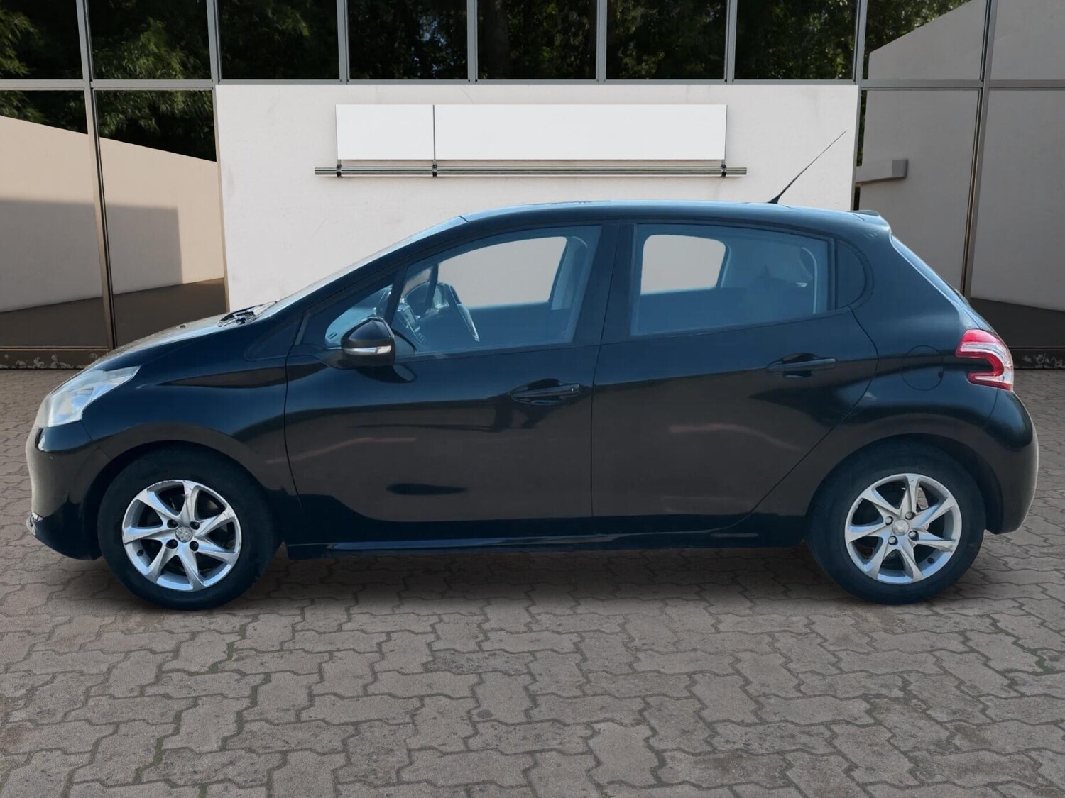 Used Peugeot 208 2013 for sale - 77939448: Photo 4