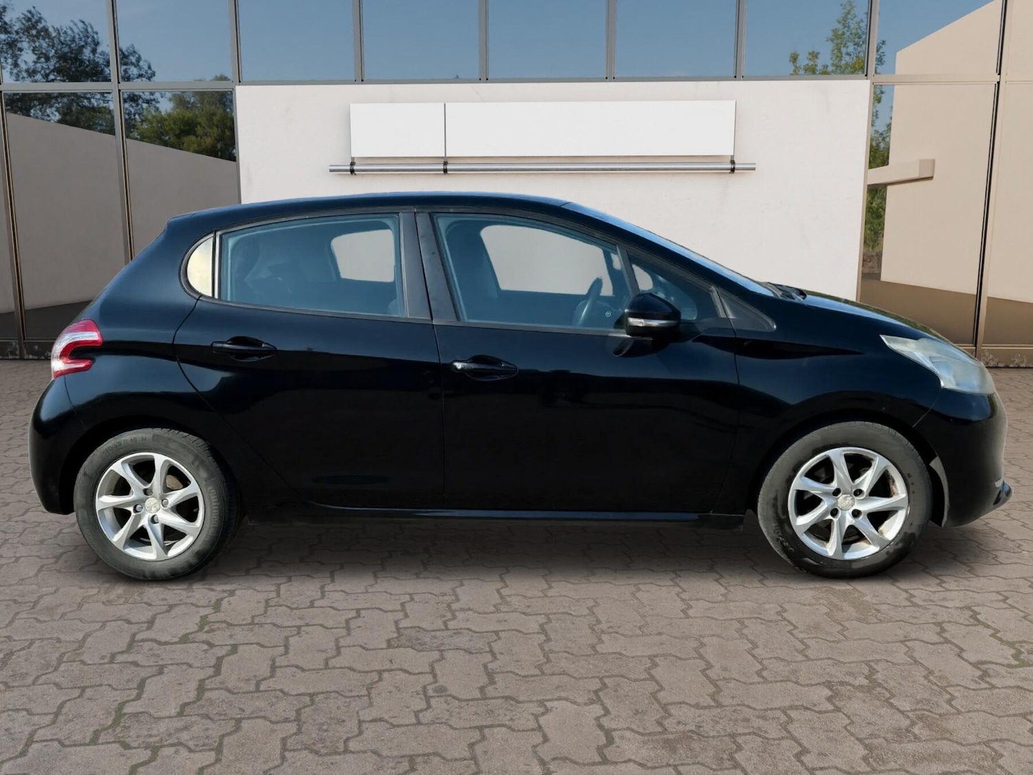 Used Peugeot 208 2013 for sale - 77939448: Photo 8