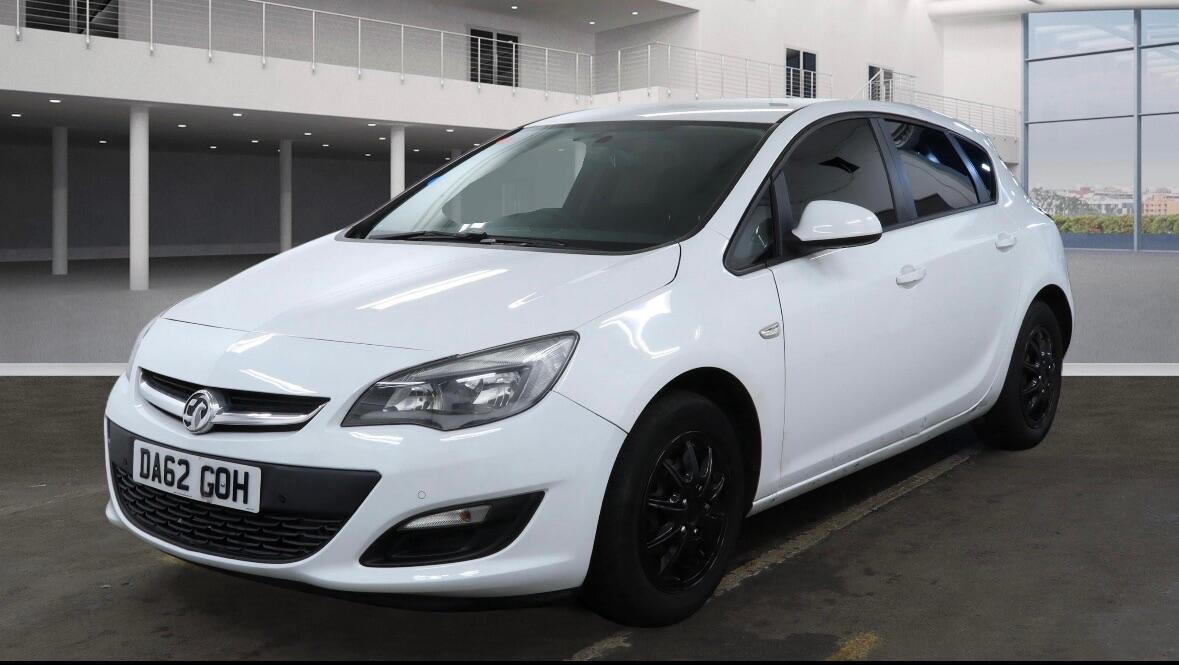 Used Vauxhall Astra 2012 for sale - 77130878: Photo 2