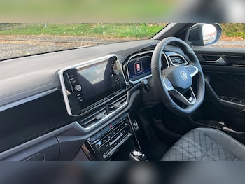 Used Volkswagen T-Roc 2025 for sale - 76452192: Photo